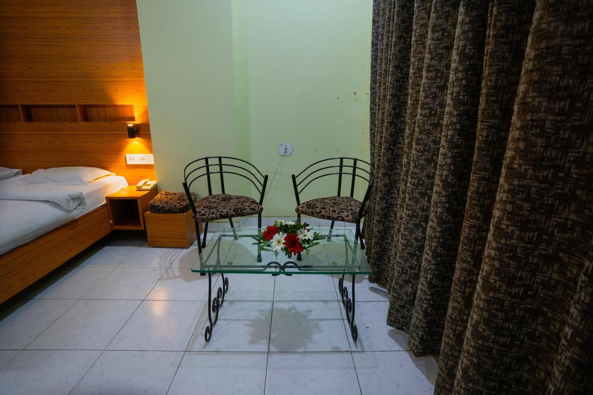Hotel Girdhar Mahal Ιντόρ Εξωτερικό φωτογραφία