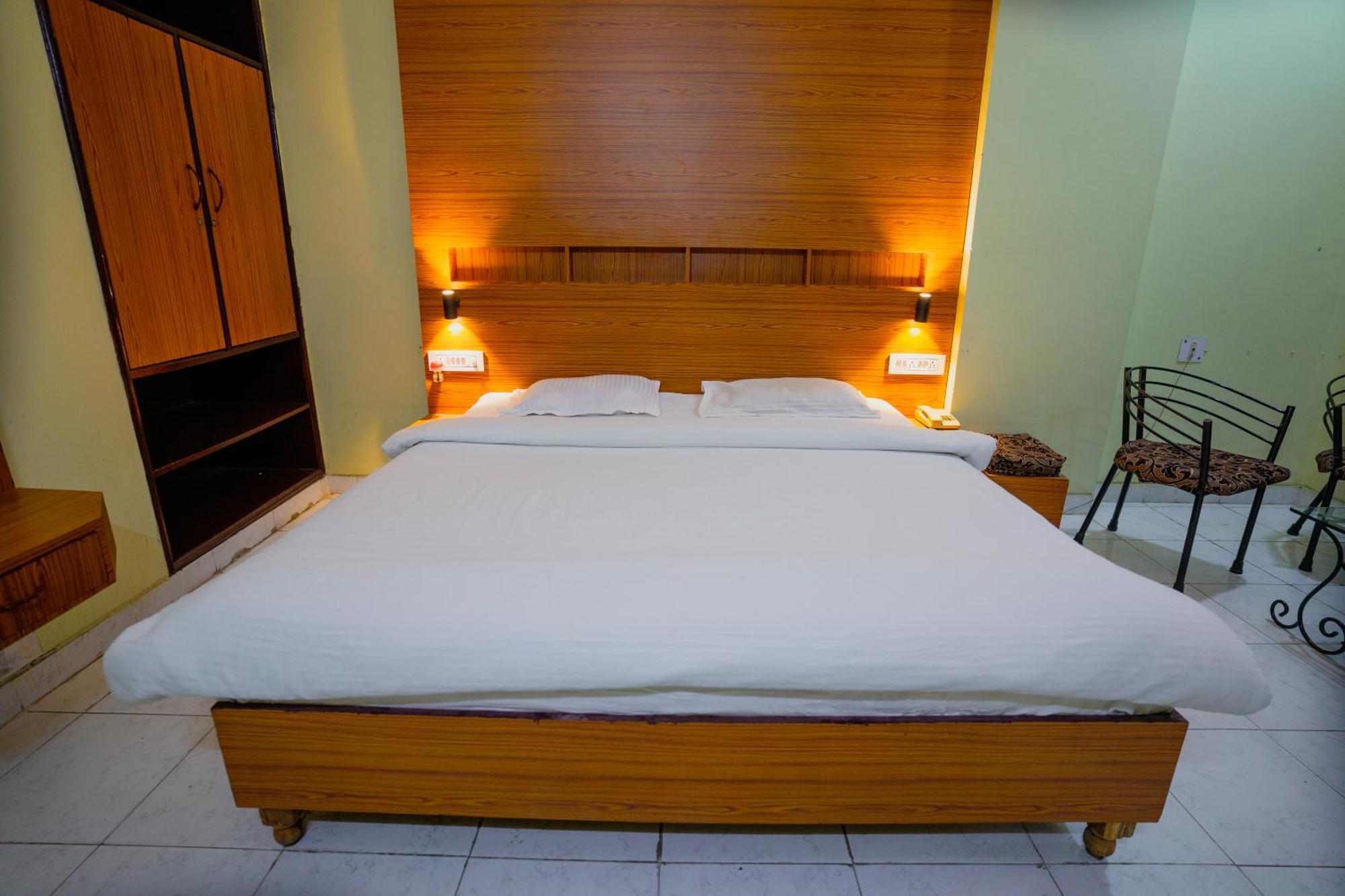 Hotel Girdhar Mahal Ιντόρ Εξωτερικό φωτογραφία