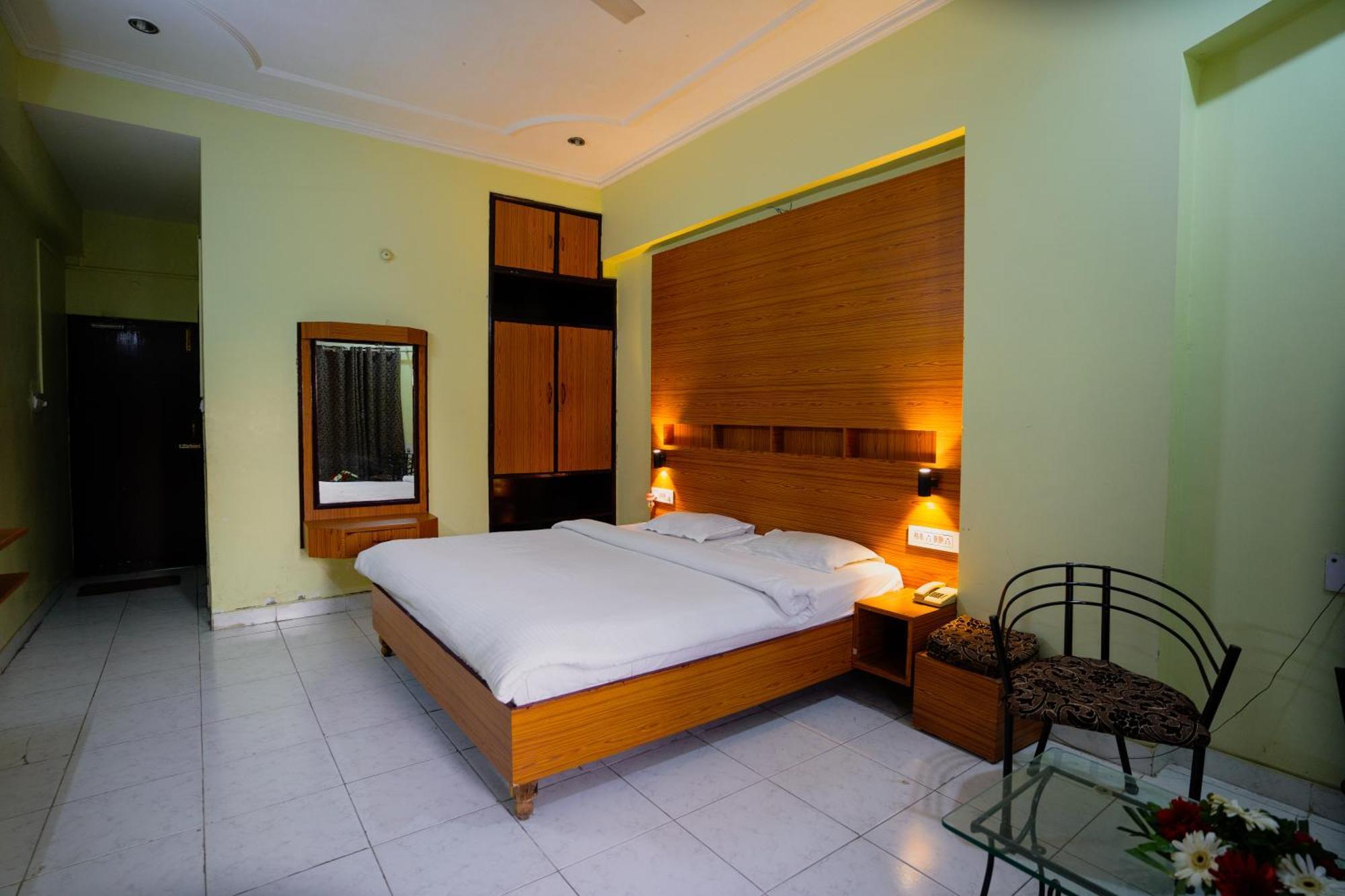 Hotel Girdhar Mahal Ιντόρ Εξωτερικό φωτογραφία