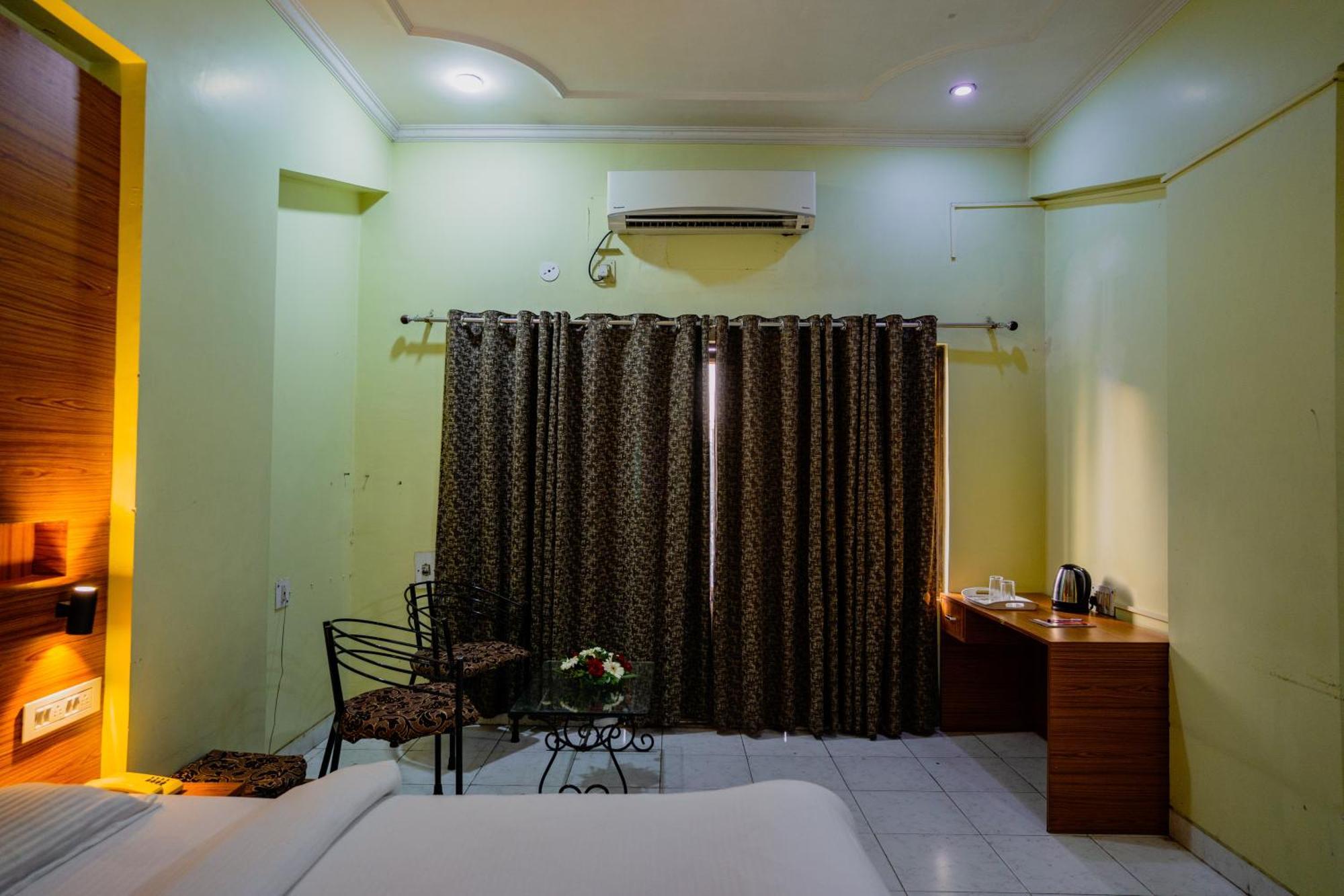Hotel Girdhar Mahal Ιντόρ Εξωτερικό φωτογραφία