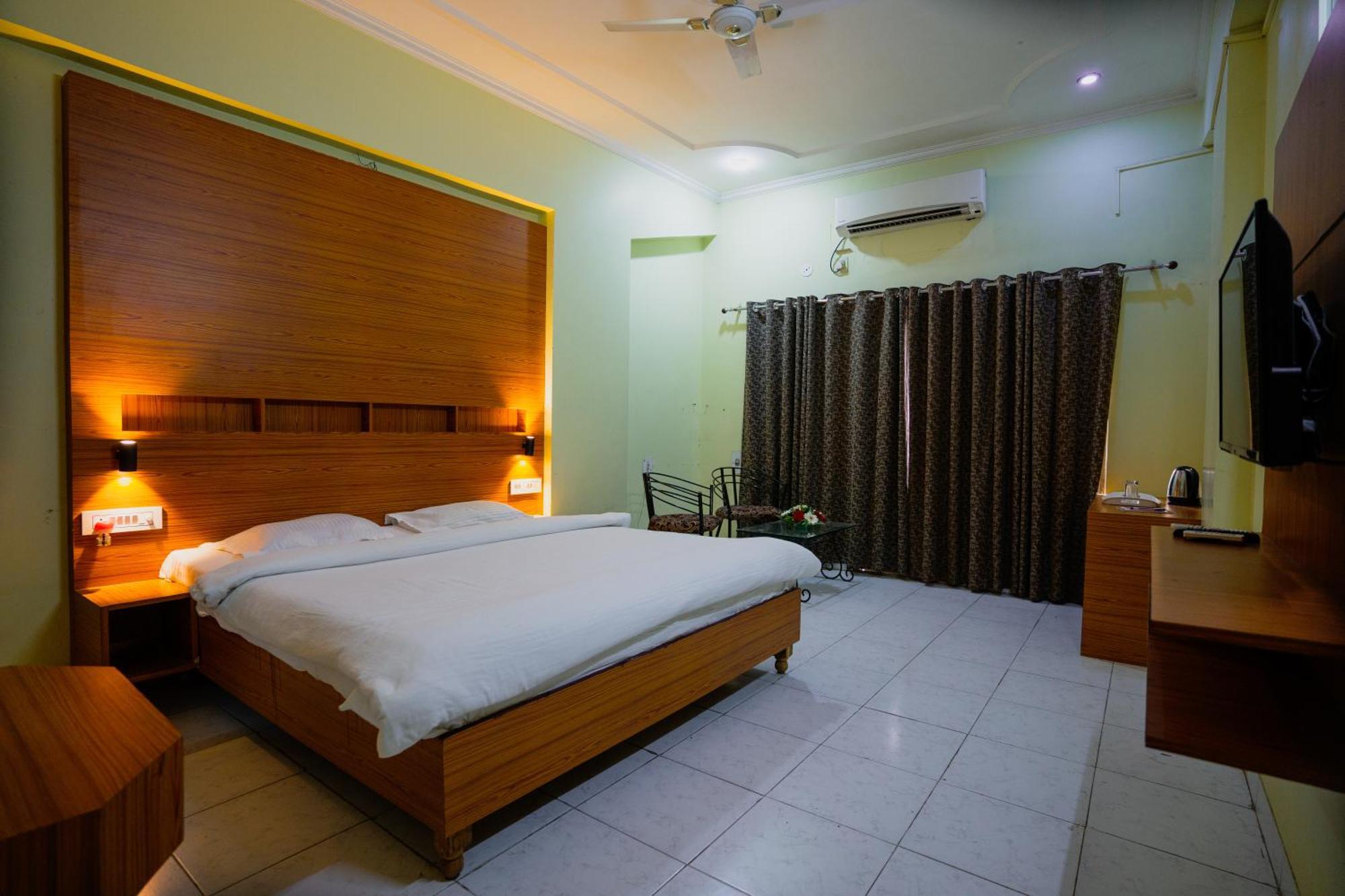 Hotel Girdhar Mahal Ιντόρ Εξωτερικό φωτογραφία