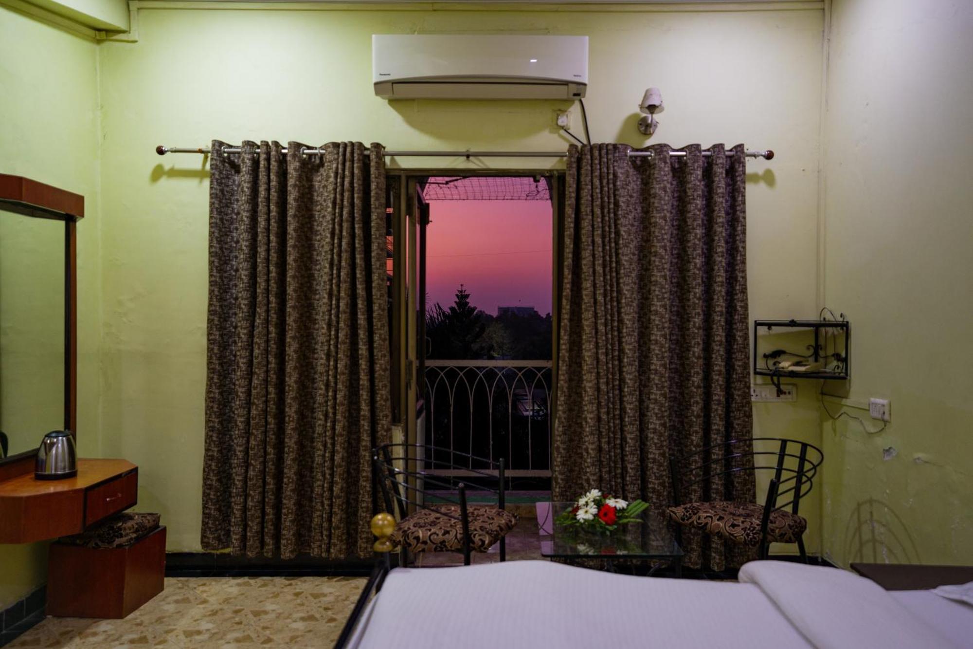 Hotel Girdhar Mahal Ιντόρ Εξωτερικό φωτογραφία